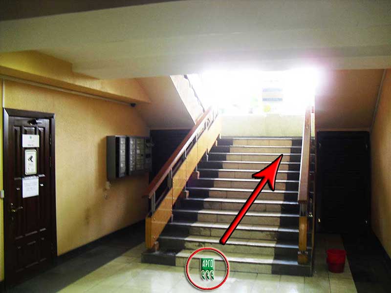 По лестнице подняться на второй этаж